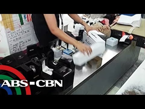 TV Patrol: Mamahaling gadgets at mga relo, nasabat sa balikbayan box inspection